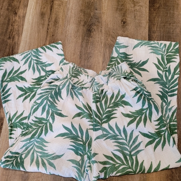 Leaf Print Women's Pants & Top Set - Picture 12 of 12